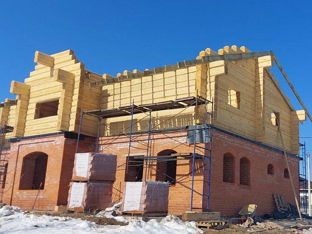 Комбинированный дом с лафетом: как мы достраиваем второй этаж из северной сосны и монтируем кровлю